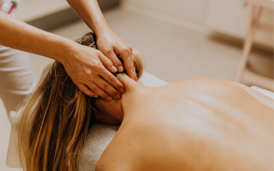 masowana kobieta masaż relaksacyjny odpręzenie masaż głowy